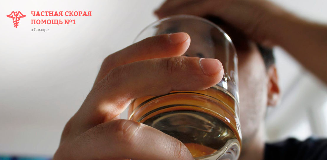 Алкоголик со стаканом в руке